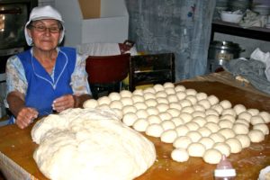 Eine Frau mit Brötchentei und vielen geformten Brötchen. (Quelle: Jürgen Schübelin)