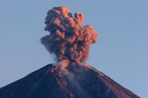 Ein Vulkan bricht aus. (Quelle: wikimedia commons)