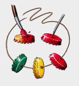 Kette aus roten, gelben und grünen Kronkorken. (Quelle: Peter Laux)