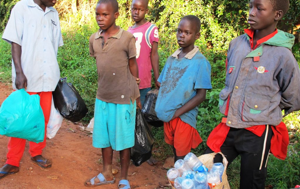 John zusammen mit anderen Straßenkindern, die auch leere Flaschen sammeln. (Quelle: Angelika Böhling)