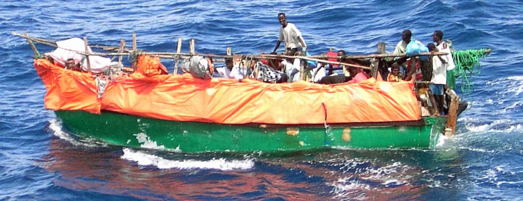 Ein Fischerboot mit somalischen Flüchtlingen. (U.S. Navy official photo by Photographer's Mate First Class Robert R. McRill)