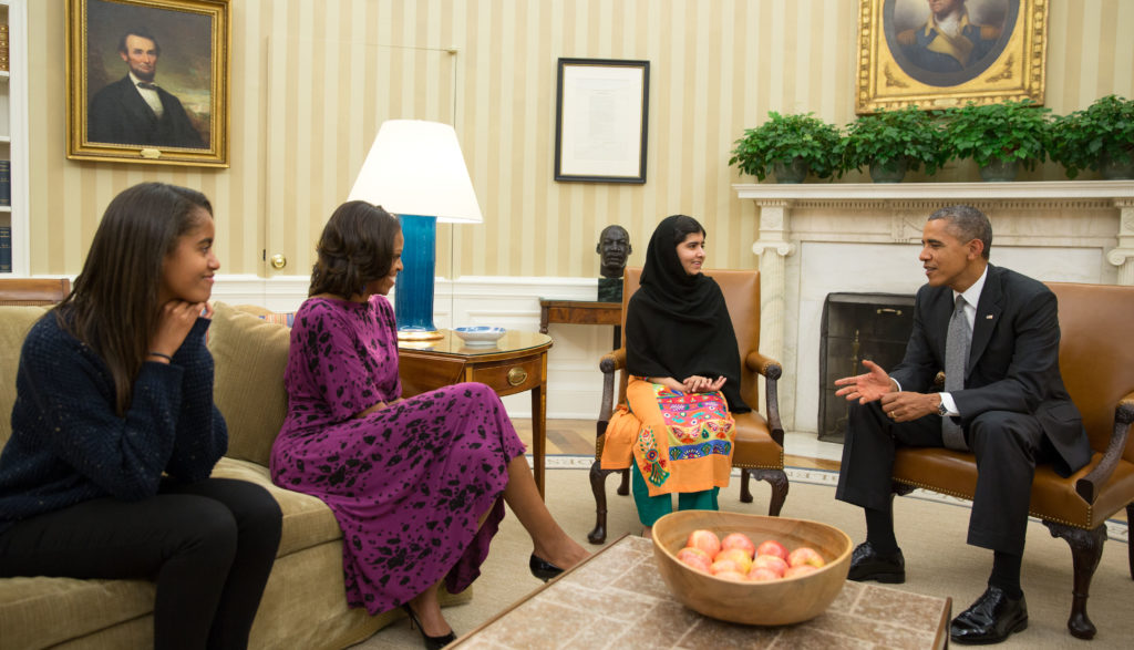 Malala beim Präsidenten der USA und seiner Familie. (Quelle: Wikimedia-commons-Pete-Souza-e1469020198217.)