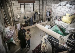 Syrische Flüchtlinge in einem Haus im Libanon, das nie fertig gebaut wurde. (Quelle: Jakob Studnar)