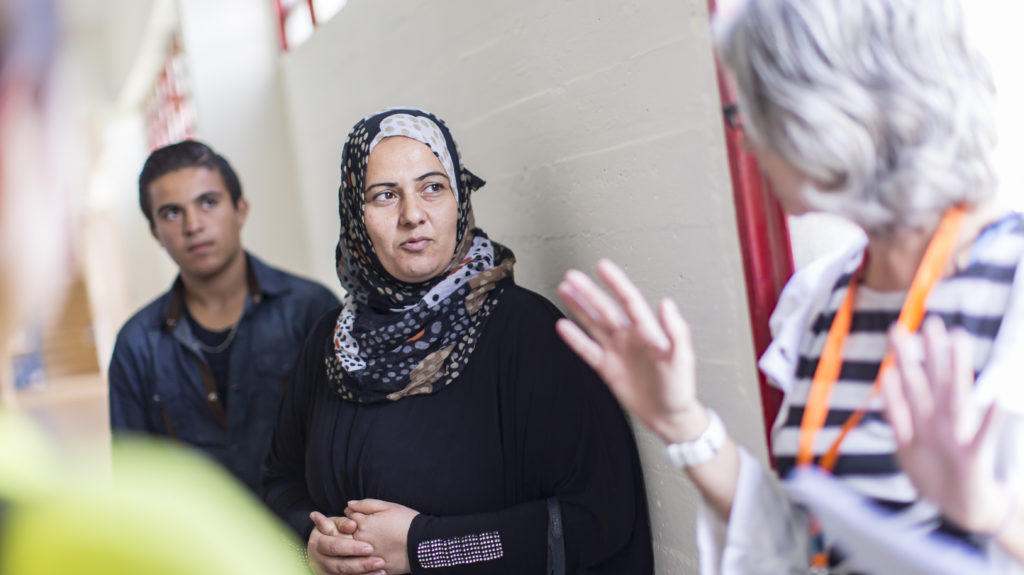 Eine Frau spricht mit einer syrischen Flüchtlingsfamilie. (Quelle: Jakob Studnar)