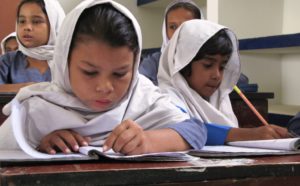 Schreibende Schulmädchen in Pakistan. (Quelle: Marko Lakomy)