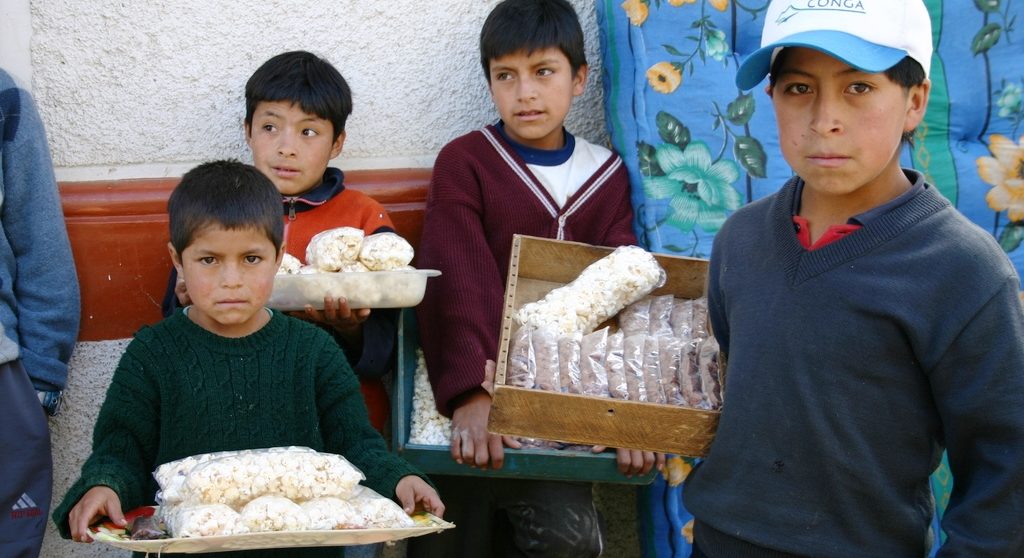 Diese Straßenkinder in Peru verkaufen Popkorn und andere Süßigkeiten. (Quelle: Michaela Dacken)