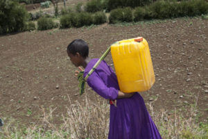 Das äthiopische Mädchen hat jedes Mal Rückenschmerzen, wenn es über viele Stunden den schweren Wasserkanister geschleppt hat. (Quelle: Christian Herrmanny)