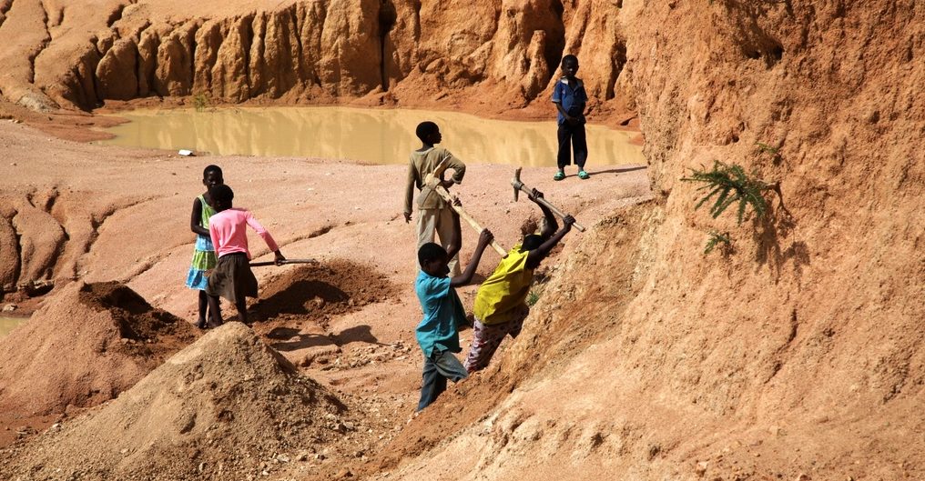 Jungen und Mädchen schuften in einer Sandgrube in Sambia. (Quelle: Christian Herrmanny)