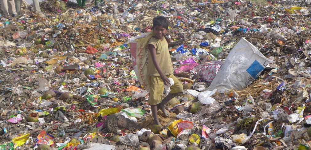 Ein Junge auf einer Müllkippe in Indien. (Quelle: Daniel Moll)