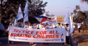 Kinder aus einem Kindernothilfe-Projekt auf den Philipinen, die für die Rechte von Kinderarbeiterin demonstrieren. (Quelle: Kindernothilfe-Partner)