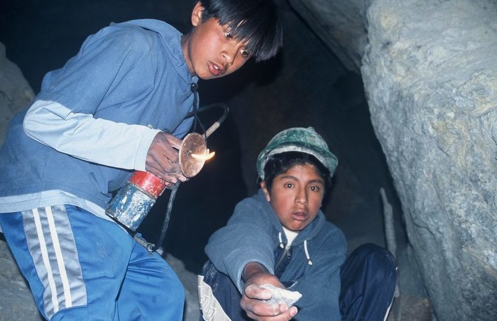 Zwei Jungen in einer Silbermine in Bolivien. (Quelle: Jürgen Schübelin)