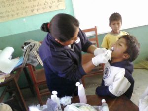 Eine Zahnärztin untersucht die Kinder im Kindernothilfe-Projekt. (Quelle: Kindernothilfe-Partner)