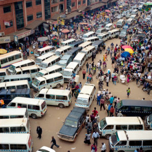 Matatu-Sammelplatz in Nairobi. (Quelle: Dillon Marsh https://commons.wikimedia.org/wiki/File:Nairobi_to_Cape_Town_09.jpg?uselang=de)