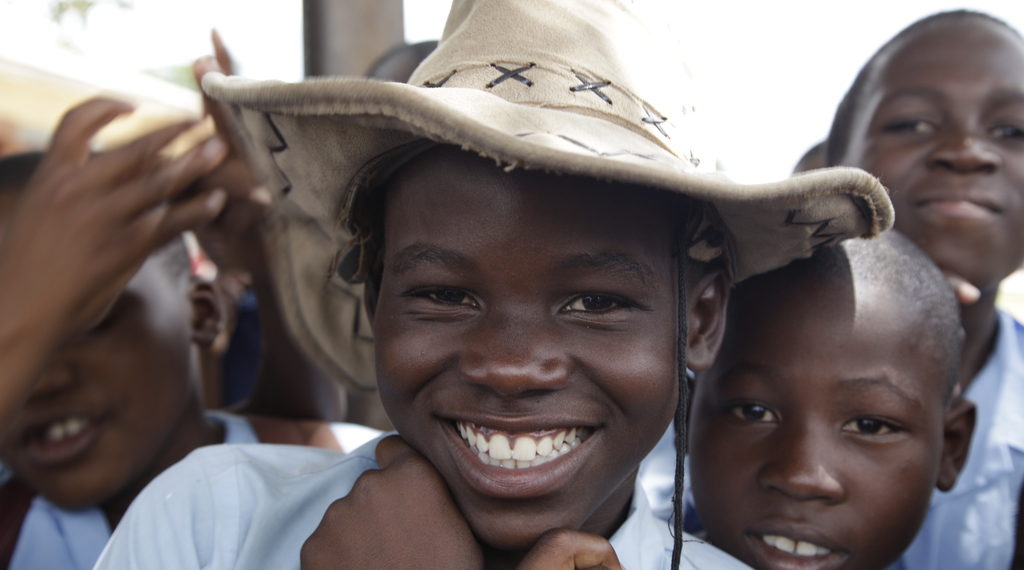 Ein lachender sambischer Junge mit Hut. (Quelle: Christian Herrmanny)