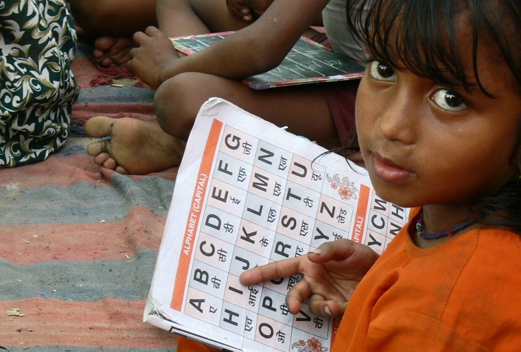 Ein Schulmädchen lernt die ersten Buchstaben. (Quelle: Frank Mischo)
