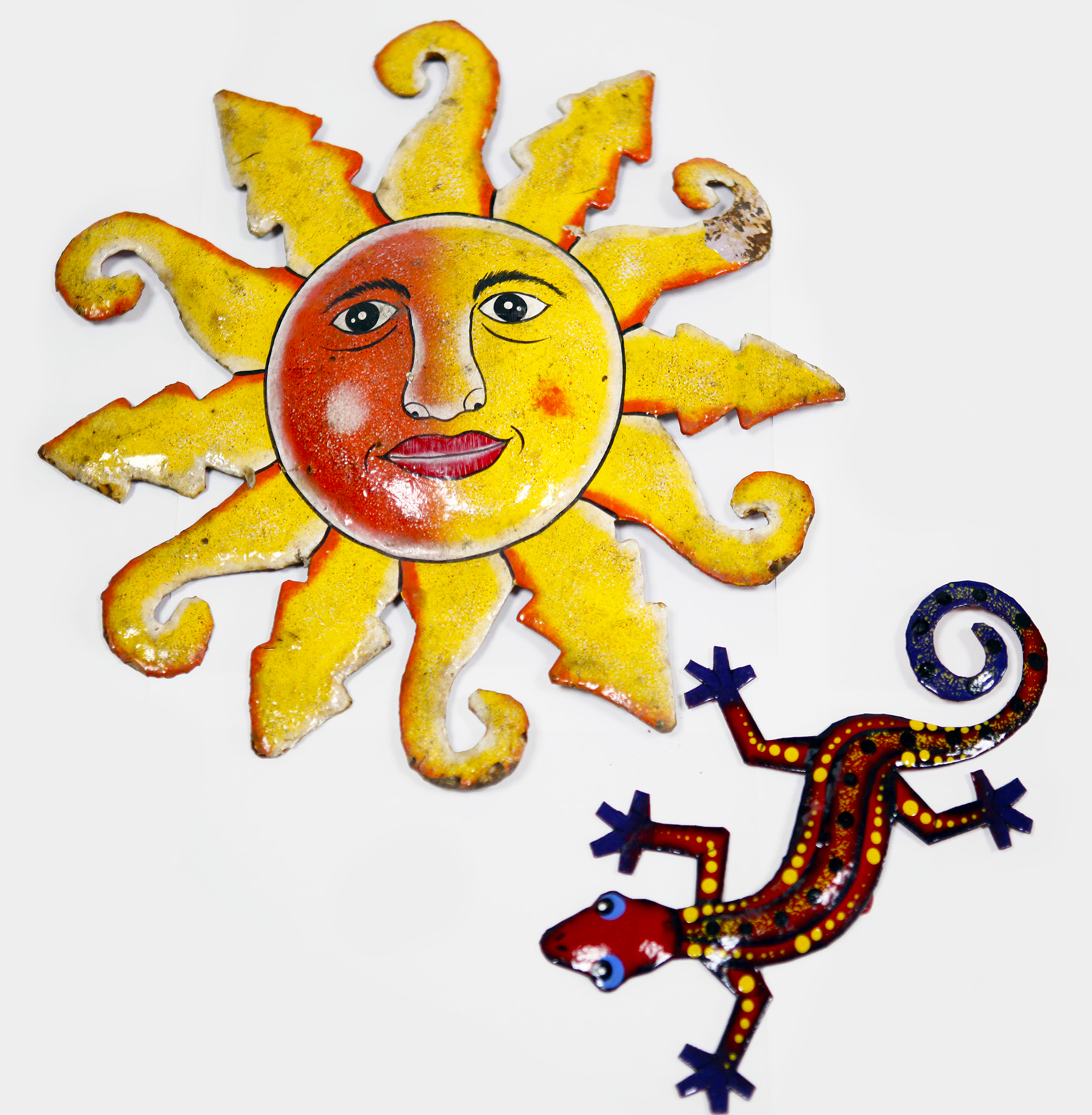 Zwei Dekoartikel aus Haiti: eine Sonne und eine Echse aus Blech. (Quelle: Gunhild Aiyub)
