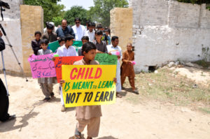 Kinder protestieren mit Plakaten gegen Kinderarbeit. "Ein Kind soll lernen, nicht Geld verdienen". (Quelle: Kindernothilfe-Partner)