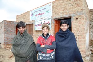 Ein Spaß-und-Lern-Zentrum für pakistanische Kinderarbeiter, die in Bergwerken schuften: Shan (Mitte) und seine Freunde. (Quelle: Christian Herrmanny)