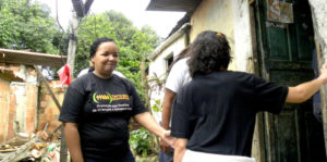 Eine Projektmitarbeiterin besucht eine Familie in der Favela. (Quelle: Florian Kopp)