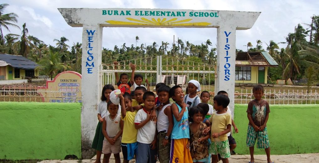 Kinder vor einer Schule des Kindernothilfe-Partners Amurt. (Quelle: Kindernothilfe-Partner)