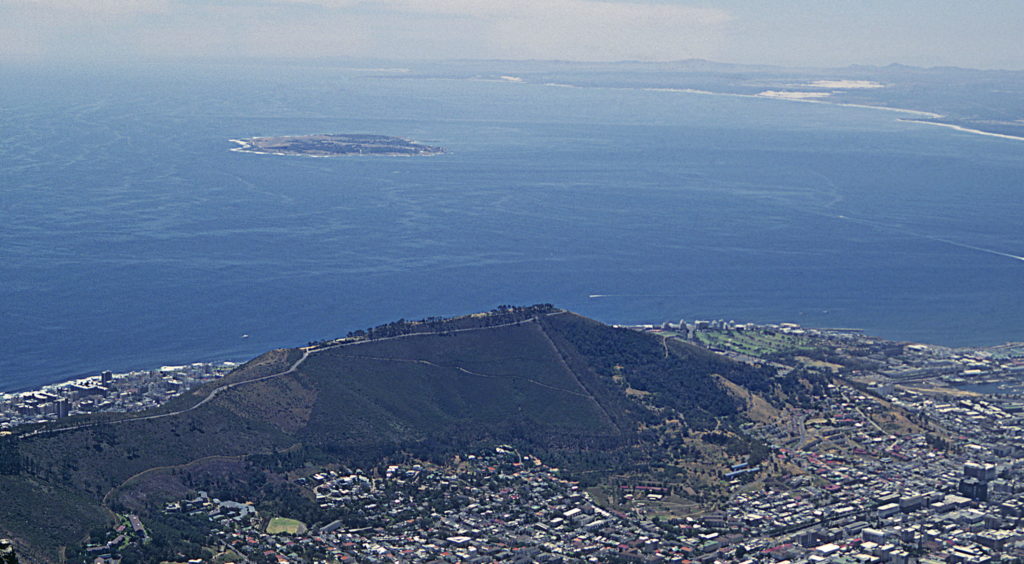 Robben Island. (Quelle: By KodachromeFan (Own work) [CC BY-SA 3.0 (http://creativecommons.org/licenses/by-sa/3.0)], via Wikimedia Commons)